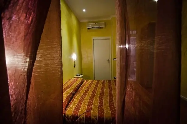 Büyük Yataklı Tek Kişilik Oda