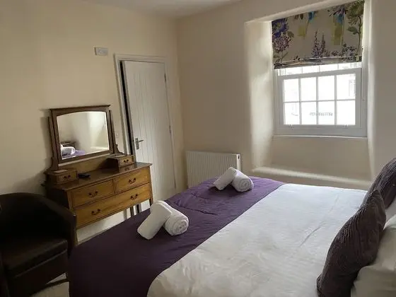 Tek Büyük Yataklı Oda (The Mole)