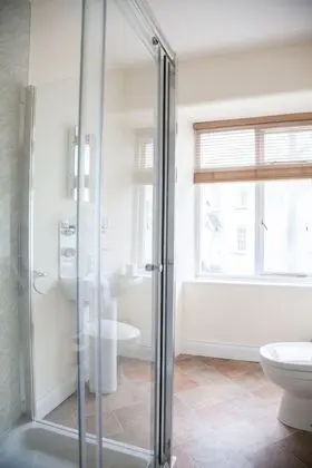 Tek Büyük Yataklı Oda (The Mole)