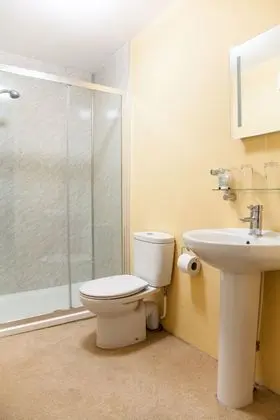 Üç Kişilik Oda (The Exe)