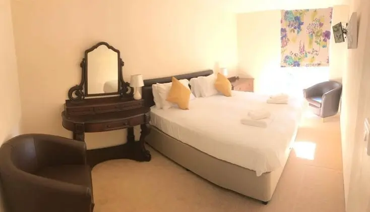 Üç Kişilik Oda (The Taw)