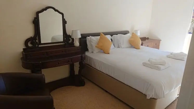 Üç Kişilik Oda (The Taw)