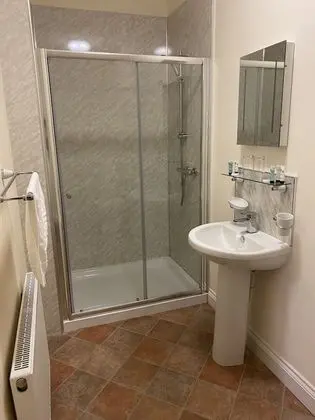 Üç Kişilik Oda (The Taw)