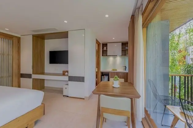 Superior Stüdyo, Balkon, Havuz Manzaralı