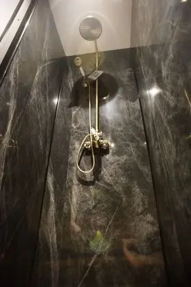 Tek Büyük Yataklı Oda, Ortak Banyo