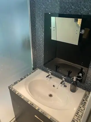 Tek Büyük Yataklı Oda, Ortak Banyo