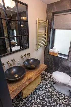 Tek Büyük Yataklı Oda, Ortak Banyo