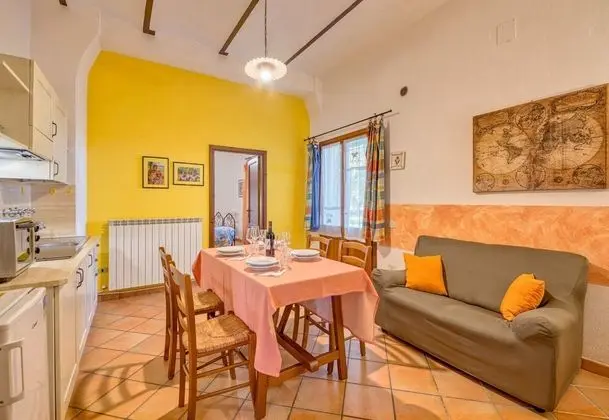 Family Apart Daire, Birden Çok Yatak, Bahçeli (Poppy apt with shared pool)