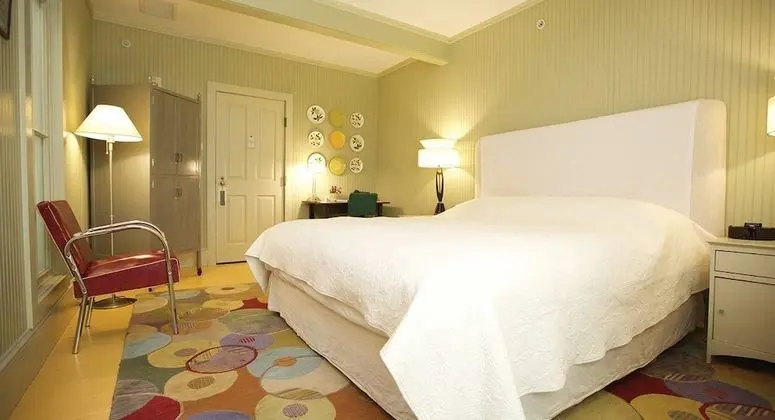 Deluxe Standard King Bed
