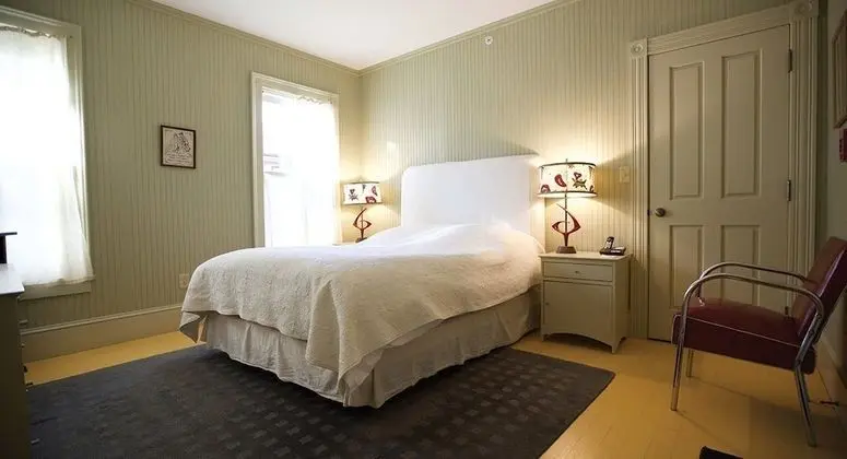Deluxe Standard Queen Bed
