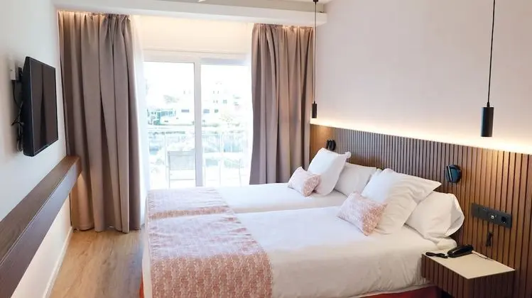 Tek Büyük veya İki Ayrı Yataklı Oda, Balkon, Deniz Manzaralı
