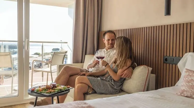 Tek Büyük veya İki Ayrı Yataklı Oda, Balkon, Deniz Manzaralı