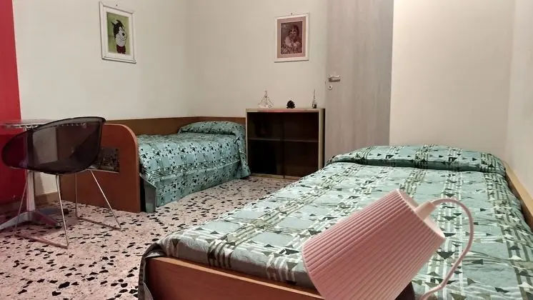 İki Ayrı Yataklı Oda, Ortak Banyo