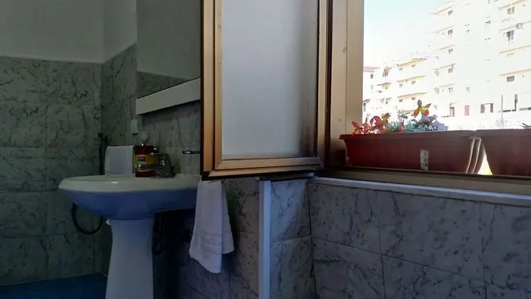 İki Ayrı Yataklı Oda, Ortak Banyo