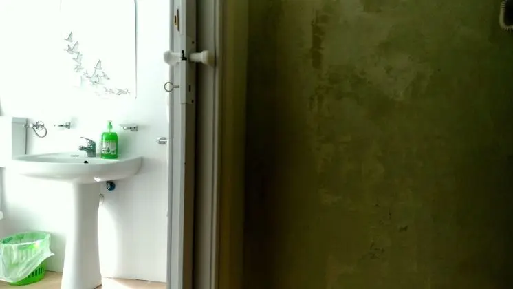 İki Ayrı Yataklı Oda, Ortak Banyo