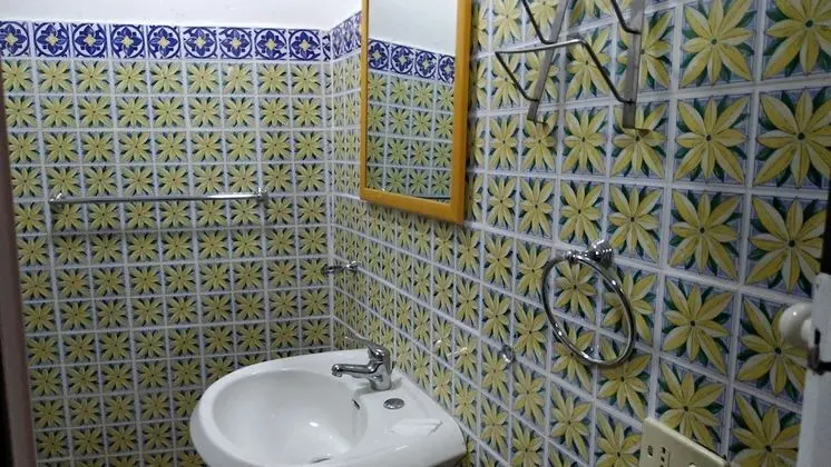 İki Ayrı Yataklı Oda, Ortak Banyo