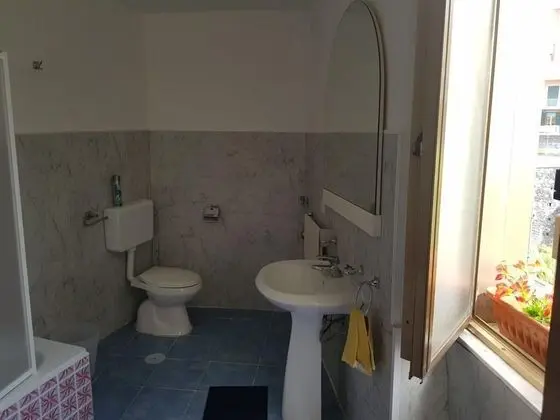 İki Ayrı Yataklı Oda, Ortak Banyo