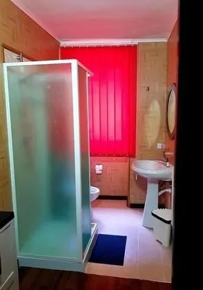 İki Ayrı Yataklı Oda, Ortak Banyo