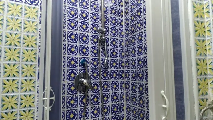 İki Ayrı Yataklı Oda, Ortak Banyo