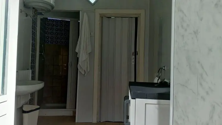 Tek Büyük Yataklı Oda, Ortak Banyo