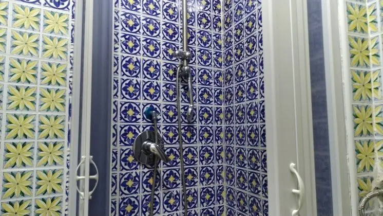 Tek Büyük Yataklı Oda, Ortak Banyo