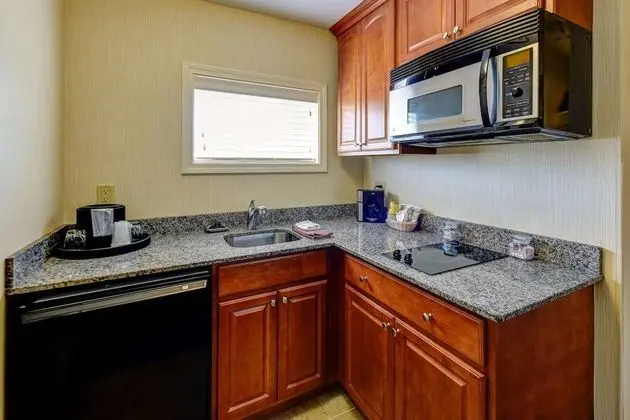 Oda, 2 Büyük (Queen) Boy Yatak, Sigara İçilmez (Efficiency)