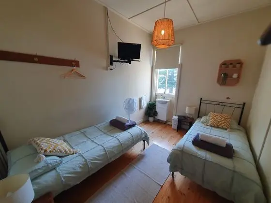 Basic Oda, 2 Tek Kişilik Yatak, Sigara İçilmez, Ortak Banyo