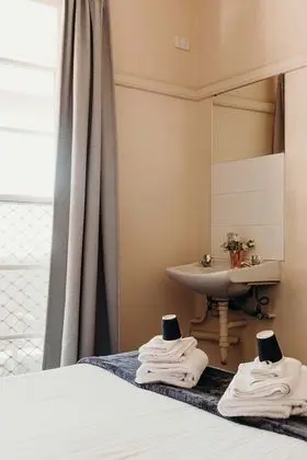 Tek Büyük Yataklı Oda, Ortak Banyo