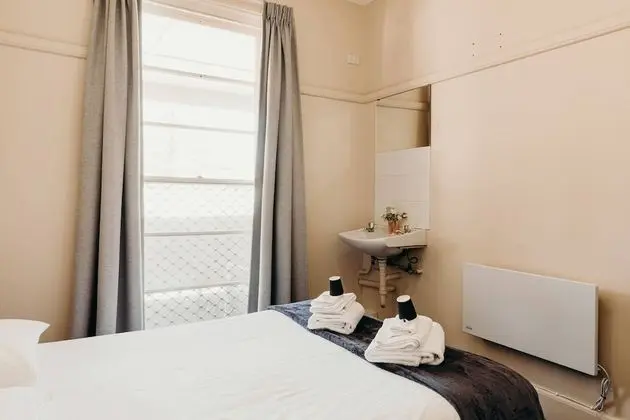 Tek Büyük Yataklı Oda, Ortak Banyo