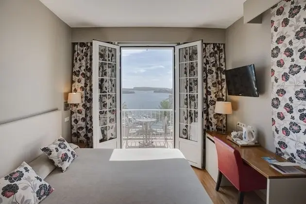 Tek Büyük veya İki Ayrı Yataklı Oda, Balkon, Deniz Manzaralı