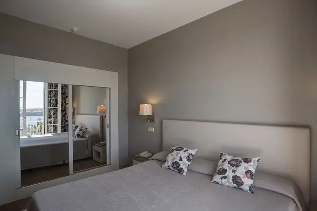 Tek Büyük veya İki Ayrı Yataklı Oda, Balkon, Deniz Manzaralı