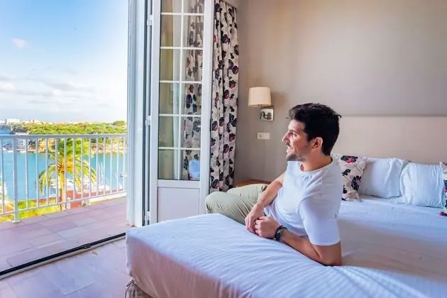 Tek Büyük veya İki Ayrı Yataklı Oda, Balkon, Deniz Manzaralı