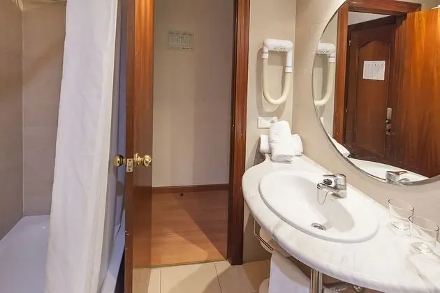 Tek Büyük Yataklı Oda (M, 2 Adults + 1 Child)