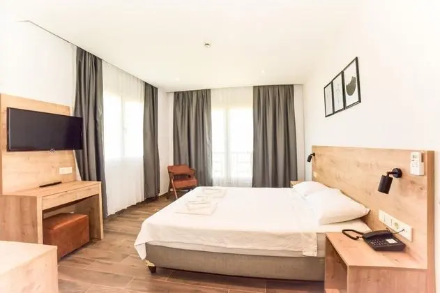 Deluxe Aile Odası, Deniz veya Bahçe Manzaralı, Balkonlu