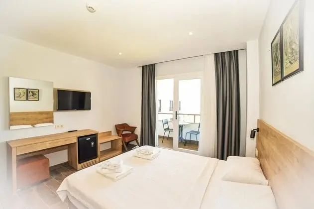 Deluxe Aile Odası, Deniz veya Bahçe Manzaralı, Balkonlu