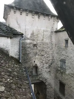 Üç Kişilik Oda (Le Donjon)