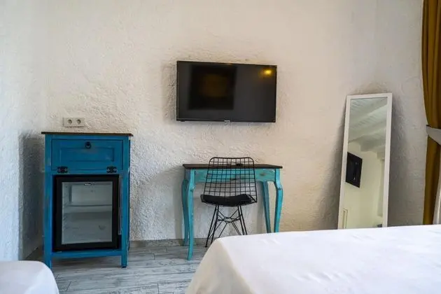 Deluxe Üç Kişilik Oda ,Sokak Manzaralı,Bir Büyük ve Bir Tek Kişilik Yataklı