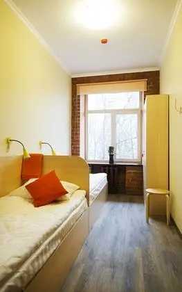 İki Ayrı Yataklı Oda, Ortak Banyo