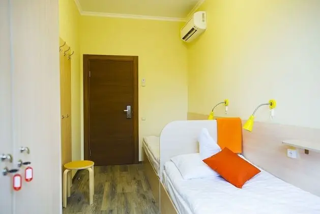 İki Ayrı Yataklı Oda, Ortak Banyo