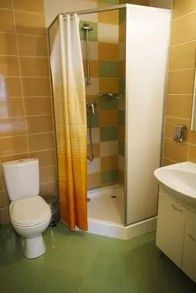 İki Ayrı Yataklı Oda, Ortak Banyo