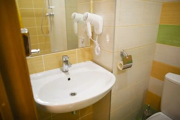 İki Ayrı Yataklı Oda, Ortak Banyo