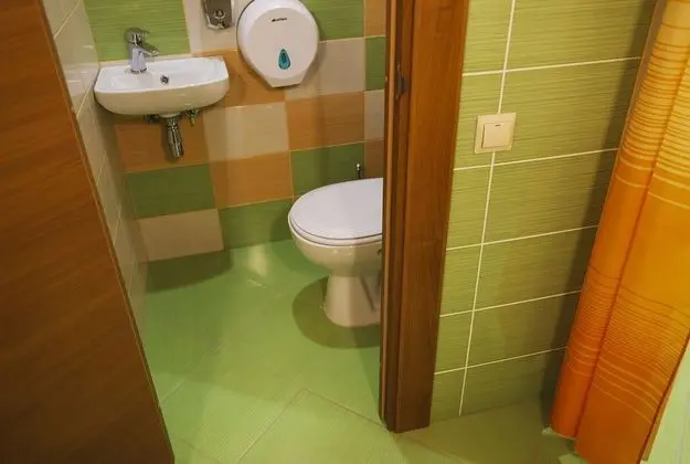 İki Ayrı Yataklı Oda, Ortak Banyo