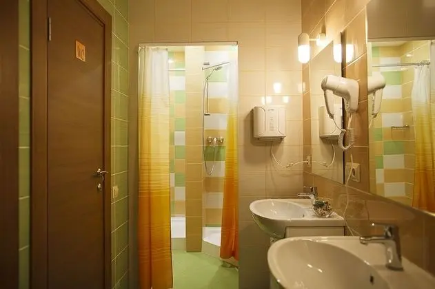 İki Ayrı Yataklı Oda, Ortak Banyo