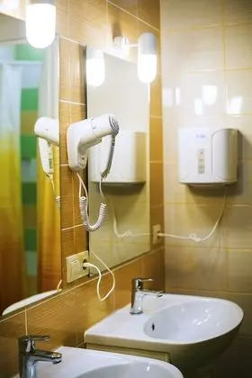 İki Ayrı Yataklı Oda, Ortak Banyo