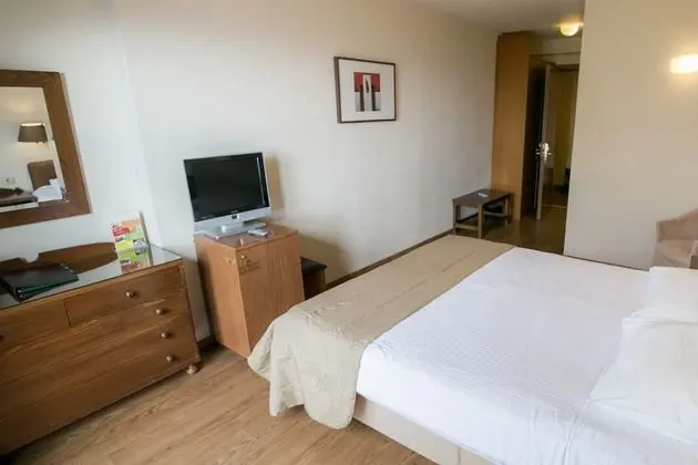 Classic Double Room With Window and Portaria View