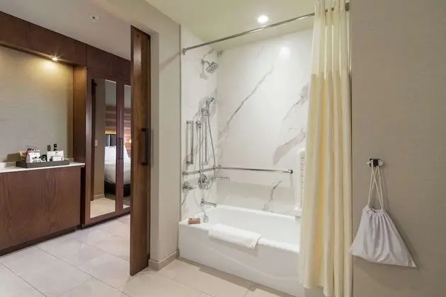 Oda, 1 En Büyük (King) Boy Yatak, Engellilere Uygun, Şehir Manzaralı (Bathtub, Corner)