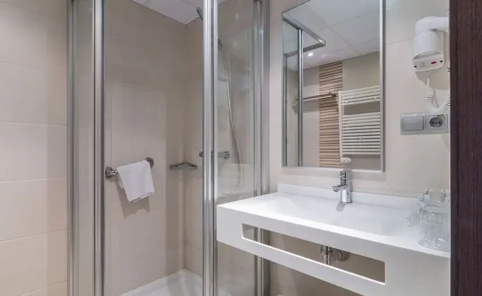 Superior Tek Büyük Yataklı Oda, Balkon, Kısmi Deniz Manzaralı