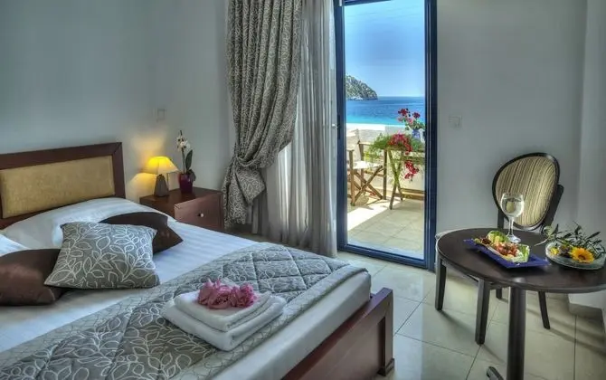 Tek Büyük veya İki Ayrı Yataklı Oda, Deniz Manzaralı, Denize Sıfır