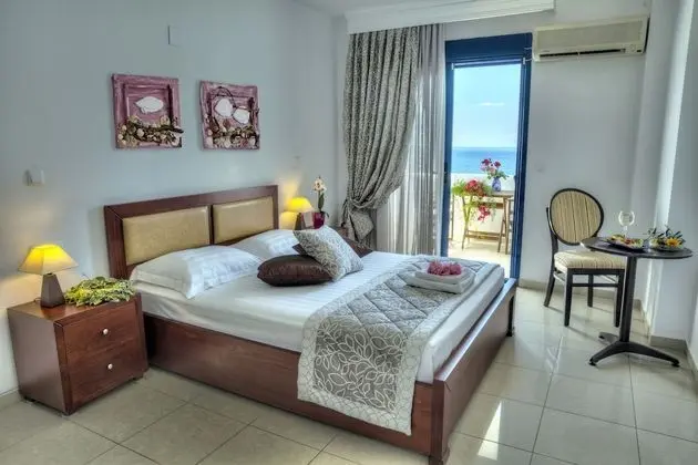 Tek Büyük veya İki Ayrı Yataklı Oda, Deniz Manzaralı, Denize Sıfır