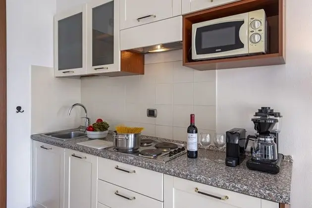 Standard Stüdyo, Göl Manzaralı, Göl Kenarı (Porto Letizia P10)